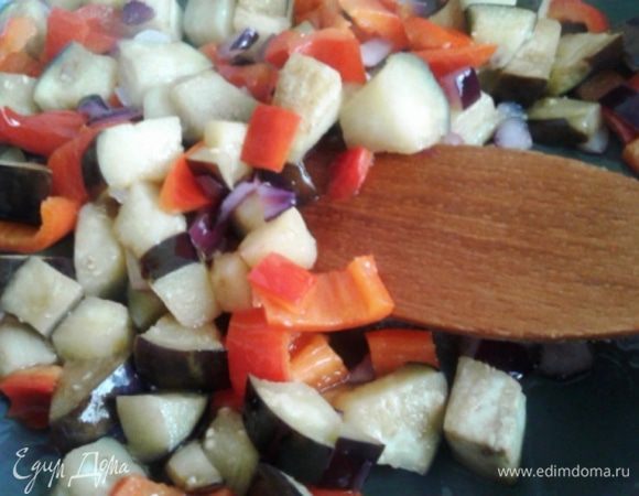Половинку луковицы нарежем не очень мелко, нарежем баклажан и перец средними кубиками и обжарим все вместе на масле около 5 минут, помешивая. Добавим соевый соус и потушим еще 2 минутки.