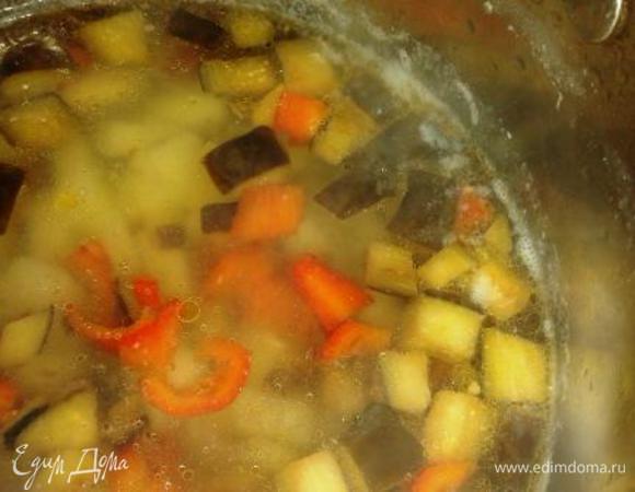 В картофель, который уже 5 минут как кипит, добавим тушеные овощи и дадим им повариться минутки 3. У меня за это время картофель был почти готов. Приправим перцем и добавим куриное мясо. 