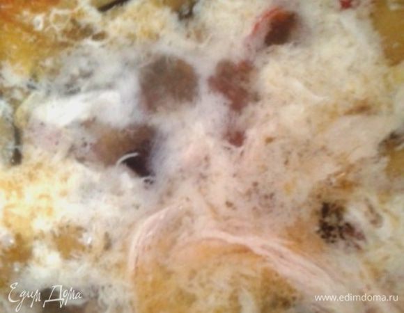 Яйцо взбить вилочкой в миске. Добавить его в суп, постоянно помешивая. Варить 1 минуту. 