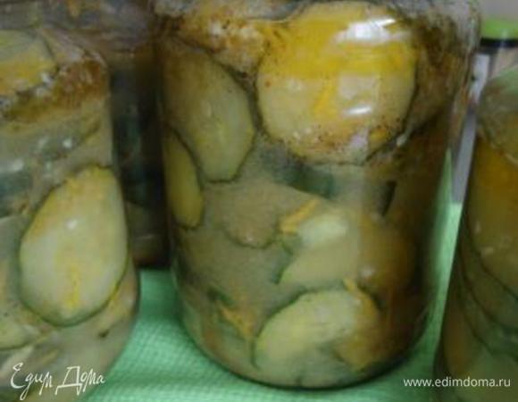 Закатываем, укутываем и оставляем до полного остывания. Приятно зимним вечером похрустеть огурчиками!