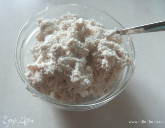 В кипящий куриный бульон кладем филе и варим до готовности. Филе вынимаем и остужаем. Картофель чистим и отвариваем в оставшемся бульоне. Пока варится картофель, при помощи блендера измельчаем филе, соединяем его со сливочным сыром, чесноком, зеленью, паприкой, солим.