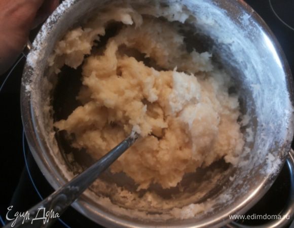 Картофель измельчаем, добавляем яйцо, муку. Должно получиться мягкое тесто.