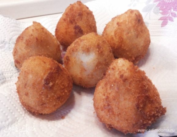 Крокеты обмакнуть во взбитое яйцо, обвалять в сухарях и обжарить во фритюре до золотистой корочки. Выложить крокеты на салфетку.