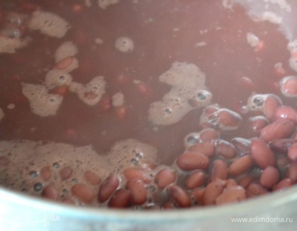 Замачиваем на ночь фасоль. Утром отвариваем ее до готовности.