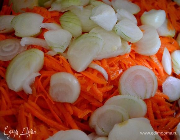 Нарезаем лук, натираем крупно морковь. Примерно 30 минут тушим их в посуде с толстым дном в растительном масле.