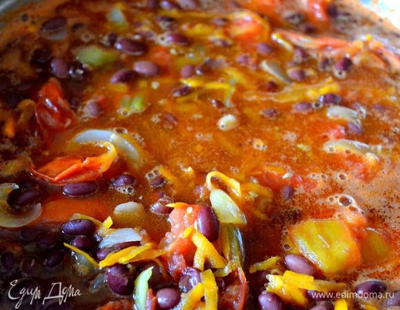 Все перемешиваем, кладем фасоль, сахар, соль, уксус 9%, перец по вкусу. Варим весь салат в течение часа, периодически помешиваем.