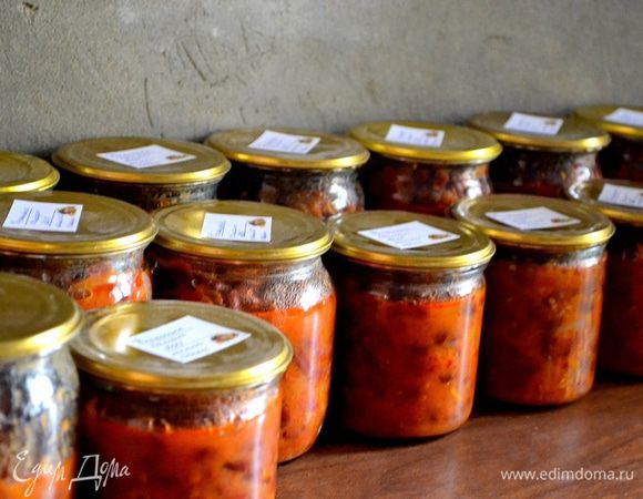 В горячие стерильные банки раскладываем нашу "Фасольку", закатываем, переворачиваем, укутываем. 

Из этого количества продуктов получается +- 9 литров салата.
Я закатала 18 баночек.