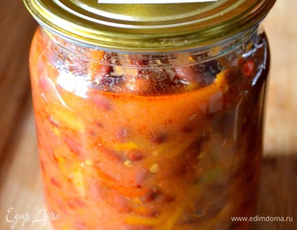 Чем так хорош салат? 
Во-первых, это реально вкусно.
Во-вторых, он экономит массу времени зимой, а осенью не отнимает много сил в приготовлении.
В-третьих, он замечательно используется в борщах и рагу.
Для фасолевого борща нужно только отварить бульон и почистить картофель.
Кладете банку салата - борщ готов.
Для рагу также нужно только дополнительно подготовить картофель и потушить мясо.
Приятных вам заготовительных хлопот!