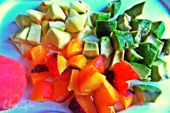 Яблоко и авокадо очистить от кожицы и вместе с персиком нарезать на кусочки.