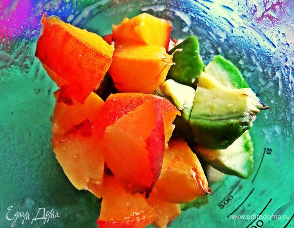 Высыпать в чашу для блендера, добавить мёд и воду по желанию.