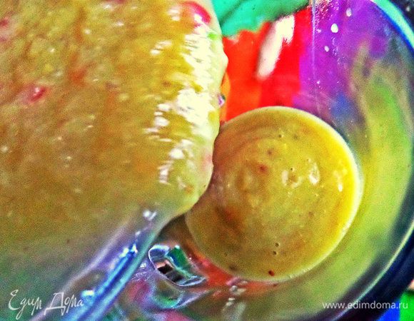 Перелить густой коктейль в стакан. Если есть, украсить листиками мяты.