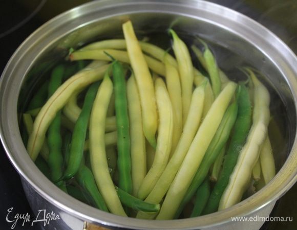 Фасоль отварить мин 5 в кипящей подсоленной воде.