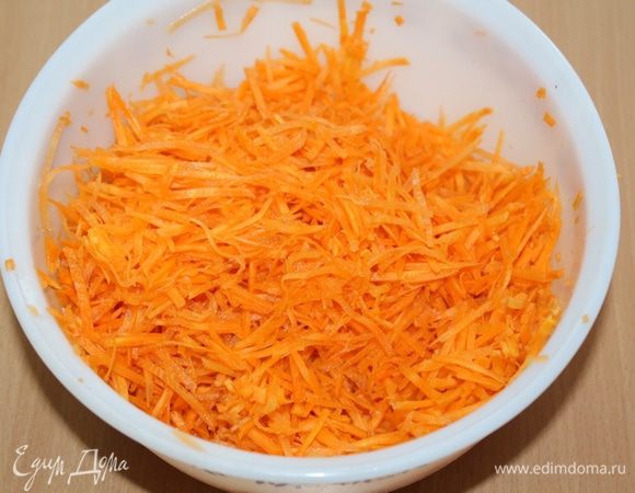 Морковь натереть.