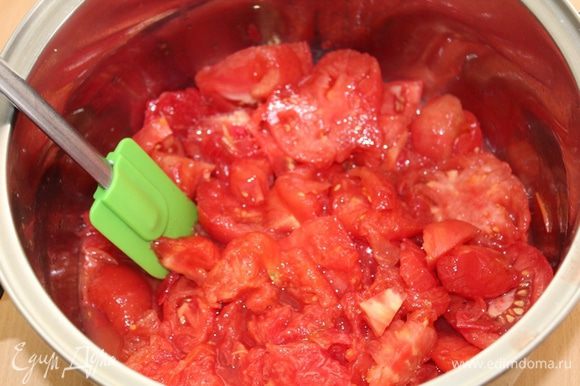 С помидоров снять кожицу, опустить в сотейник с раскаленным растительным маслом.