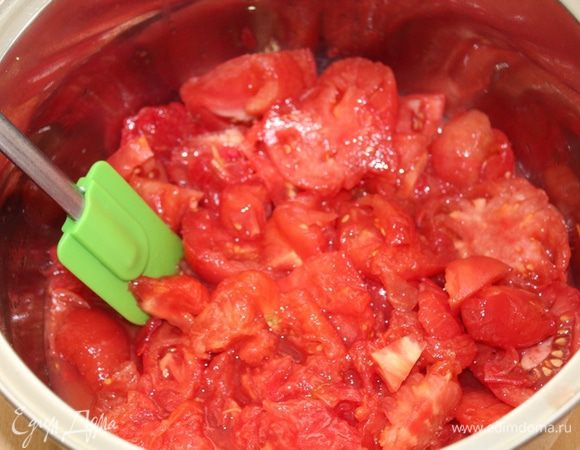 С помидоров снять кожицу, опустить в сотейник с раскаленным растительным маслом.