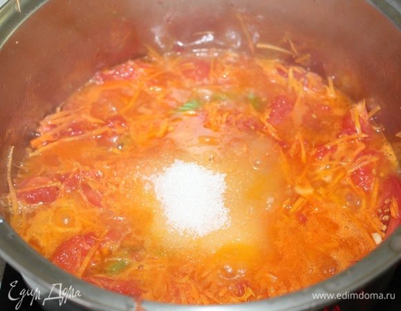 Добавить морковь, соль, сахар и готовить 25 мин.