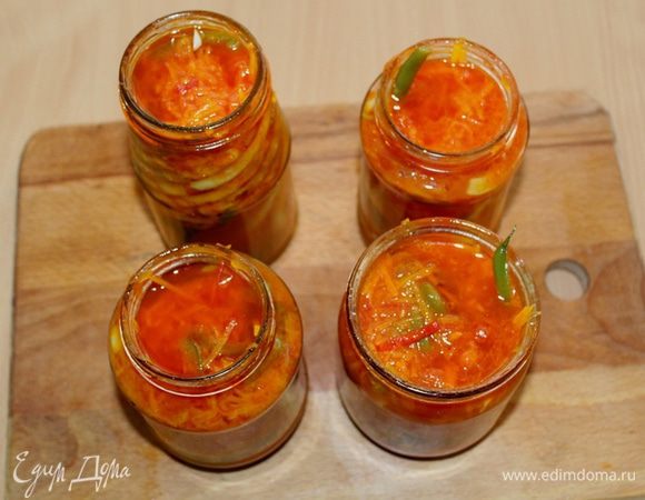 Лечо разложить в стерилизованные баночки, закрыть, остудить.