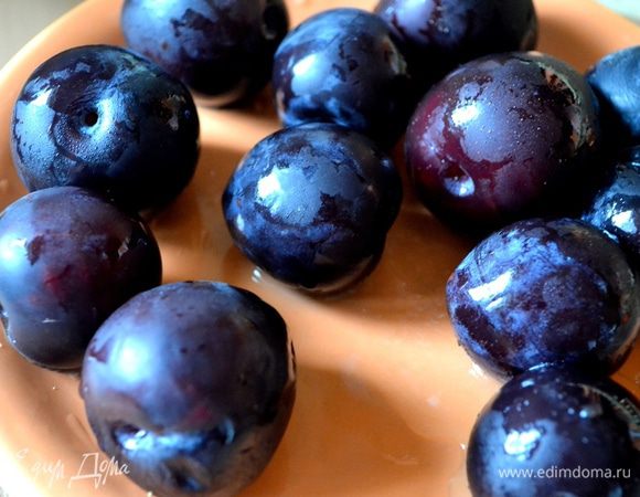 Вынимаем косточки из сливы.