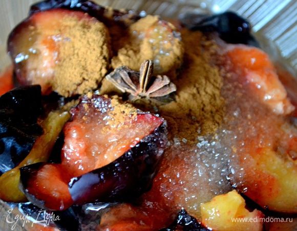 Кладем ее в стеклянную посуду, добавляем сахар, корицу и бадьян. На полной мощности провариваем в микроволновке 4 минуты. Или увариваем сливу с пряностями в сковороде с толстым дном. 