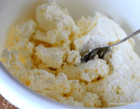 В творог кладем сахарную пудру.