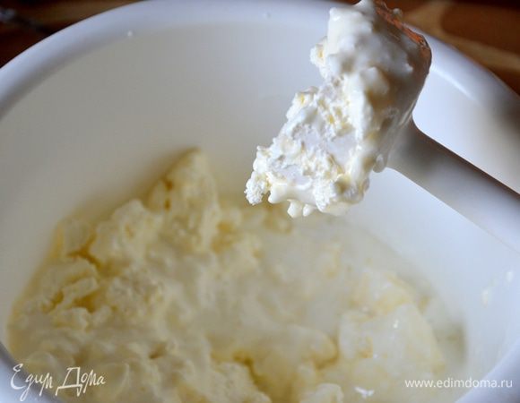 Взбиваем творог с йогуртом.