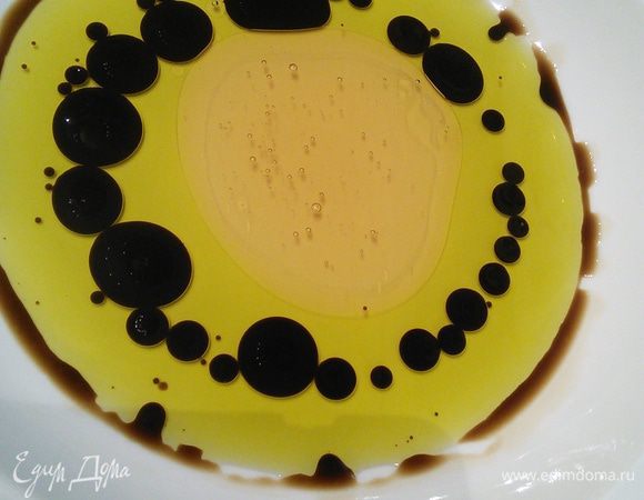 Для глазури смешайте жидкие ингредиенты с сухими. 