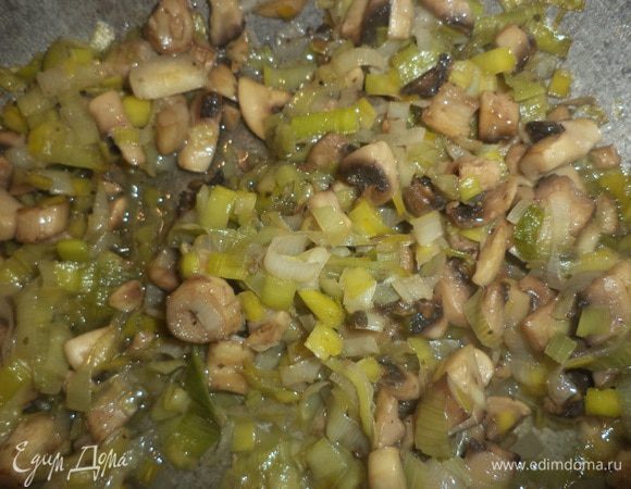 Лук-порей нарезать тоненькими кольцами.
Шампиньоны нарезать кубиками.
В большой сковороде разогреть растительное масло и обжарить лук-порей до полуготовности, добавить шампиньоны, посолить, поперчить и обжаривать всё вместе  5-7 минут. Остудить.