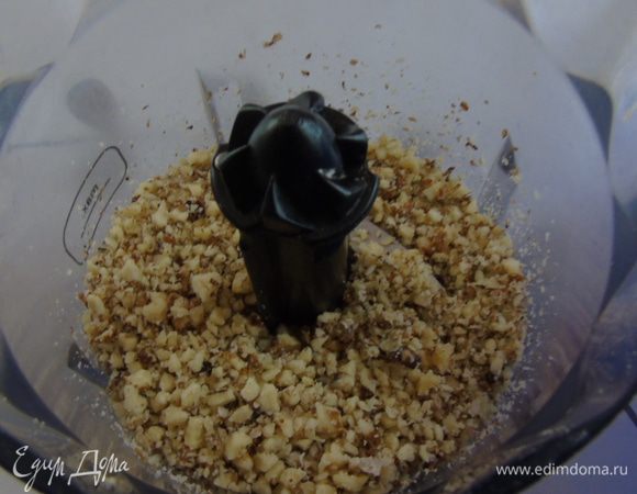 Первым делом форму, в которой вы будете готовить чизкейк, отправьте в морозилку. Печенье с миндалем измельчите в блендере. 