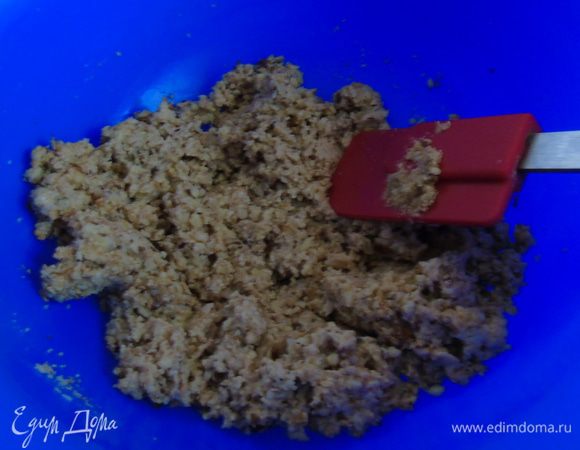 Смешайте печенье с орехами с растопленным шоколадом. Хорошо перемешайте.