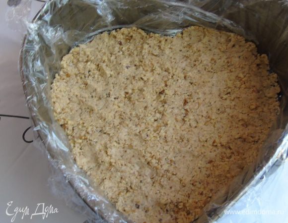 Форму достаньте и застелите пленкой. Выложите массу, утрамбуйте и отправьте в холодильник.