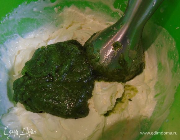 Листья мяты с сахаром взбейте в отдельной посуде блендером и добавьте в творог. Перемешайте, влейте сливки и еще раз перемешайте. 