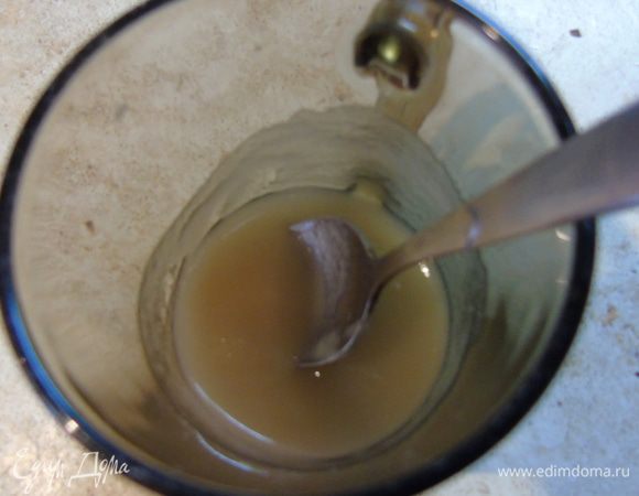 Агар-агар разведите в небольшом количестве воды.