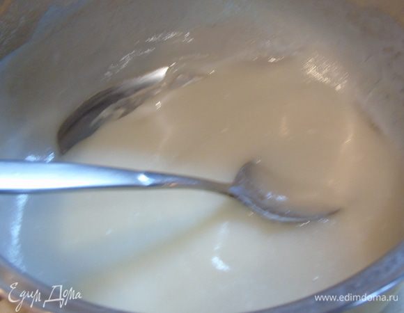 Молоко доведите до кипения, добавьте разведенный агар-агар и снова доведите до кипения.