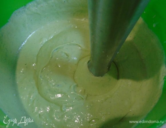 Введите горячую смесь в начинку и взбейте блендером.