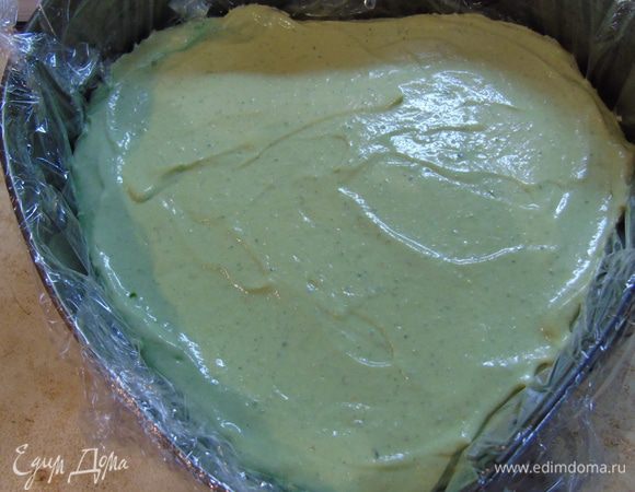 Выложите начинку поверх основы и отправьте в холодильник застывать. 