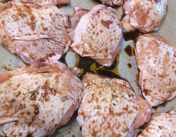 Смажьте  кисточкой курицу сверху. Накройте плёнкой и оставьте на 2 часа при комнатной температуре мариноваться. Если оставляете на ночь, то поместите в контейнер и поставьте в холодильник. 