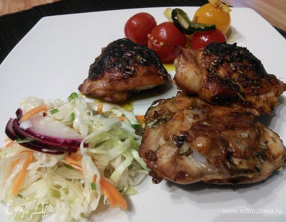 Перед запеканием по желанию досолите (соевый соус!). Запекайте в разогретой до 200 °духовке около 40 мин. Через 20 мин смажьте курицу оставшейся глазурью. Приятного аппетита! 