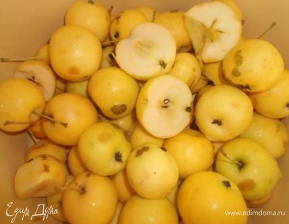 Яблоки залить водой и сварить до мягкости. У меня были мелкие, оставила как есть. Если у вас крупные, разрежьте на части.