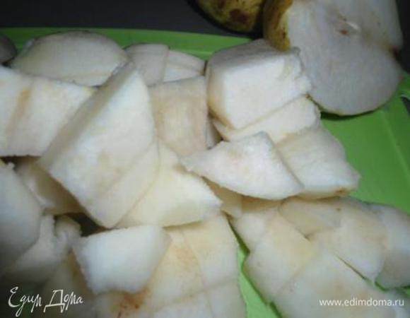 Груши почистить и порезать на кусочки.