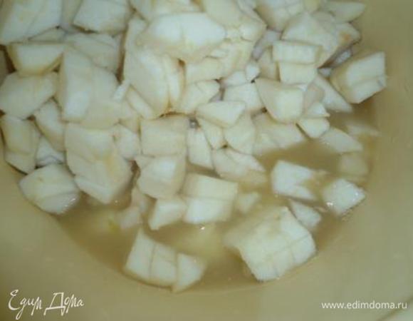 С яблок процедить отвар и положить в него груши, сахар.