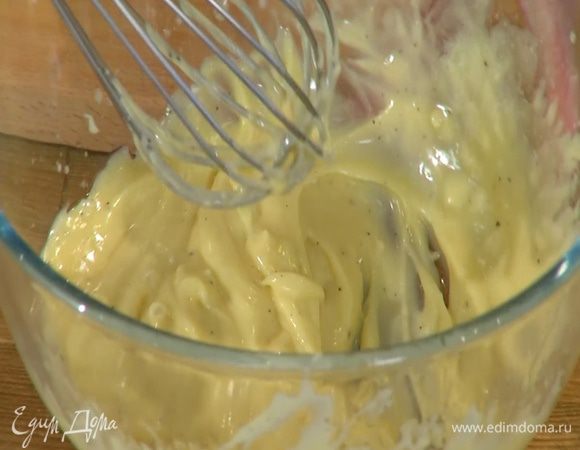 Приготовить майонез: желток соединить с горчицей и 1 ст. ложкой лимонного сока, посолить, поперчить и, взбивая венчиком, тонкой струйкой вливать оливковое масло, пока масса не загустеет.