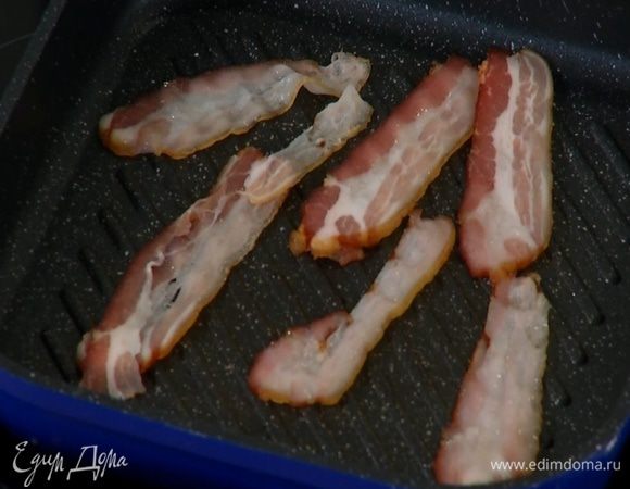 Разогреть сковороду-гриль и обжарить грудинку до золотистого цвета, затем переложить на бумажное полотенце, чтобы удалить излишки жира.
