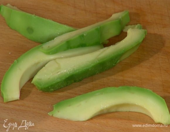 Авокадо почистить, нарезать полосками и сбрызнуть лимонным соком.