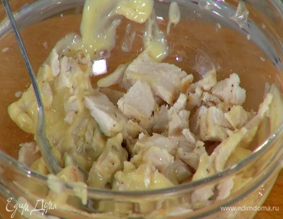 Куриное мясо нарезать маленькими кусочками, добавить 1 ст. ложку майонеза, влить 1 ч. ложку лимонного сока, посолить и перемешать.
