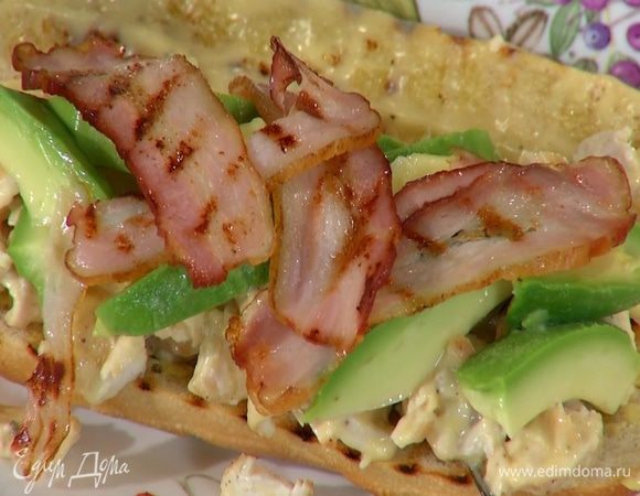 На половинку багета с горчицей выложить куриное мясо с майонезом, а сверху — авокадо и грудинку.