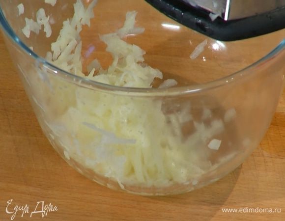Картофель почистить, натереть на крупной терке и промокнуть бумажным полотенцем.