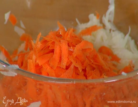 Морковь почистить и натереть на крупной терке.