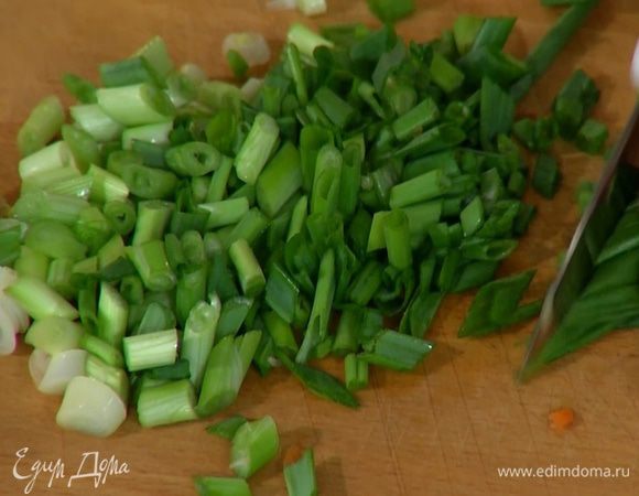 Зеленый лук мелко порезать.