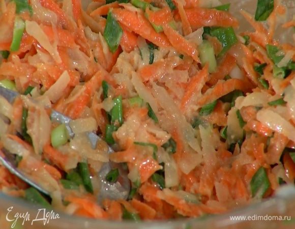 Приготовить тесто для драников: к картофелю добавить морковь, зеленый лук, яйцо, муку, соль, все вымешать и дать массе постоять 5 минут.