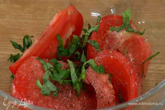 Соединить помидоры с базиликом, слегка посолить и поперчить.